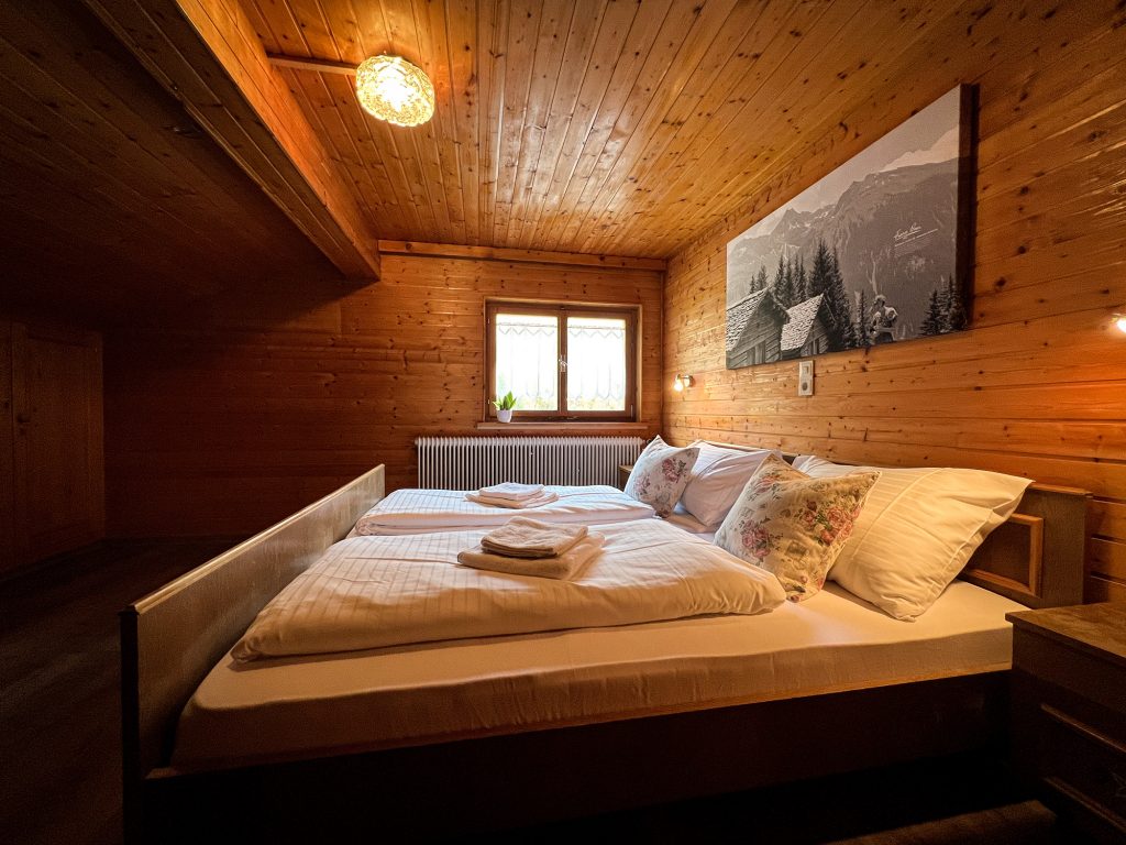Silbertal Apartment – Spitzenblicke, Schlafzimmer 01