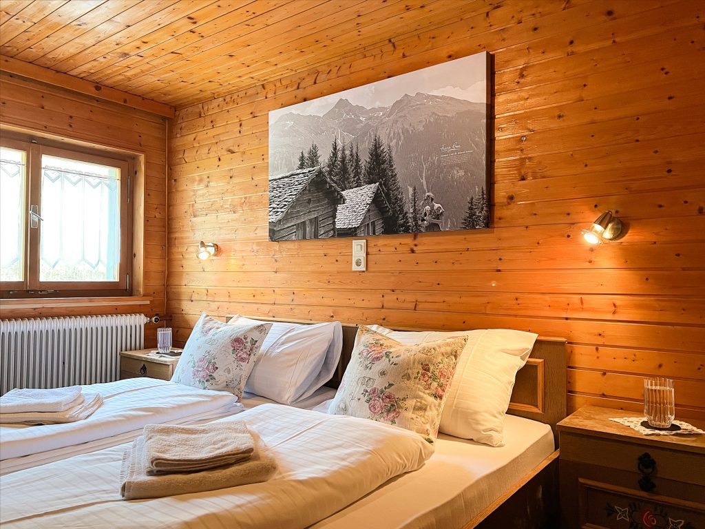 Silbertal Apartment – Spitzenblicke, Schlafzimmer 01