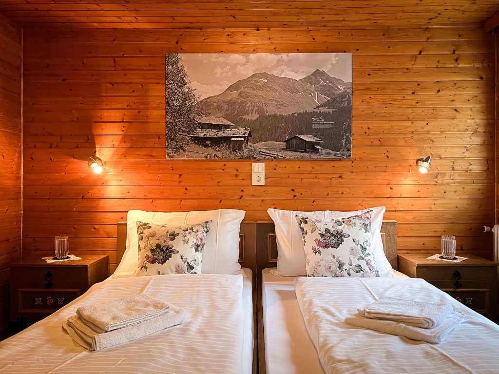 Silbertal Apartment – Spitzenblicke, Schlafzimmer 02