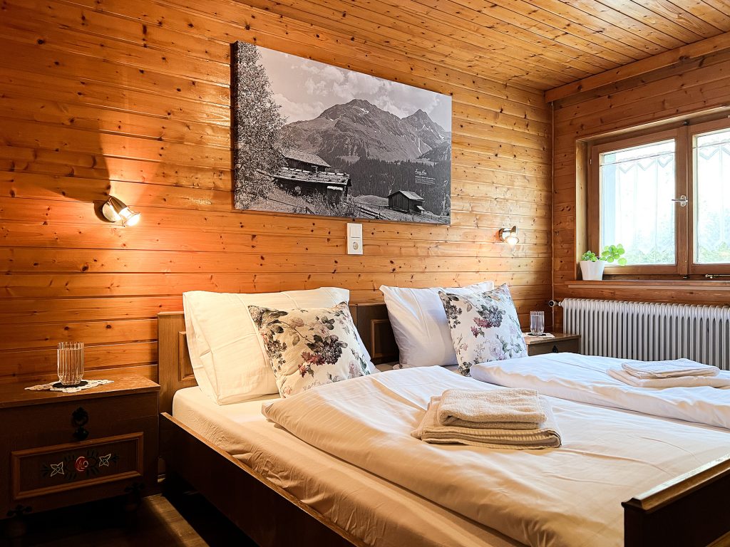 Silbertal Apartment – Spitzenblicke, Schlafzimmer 02