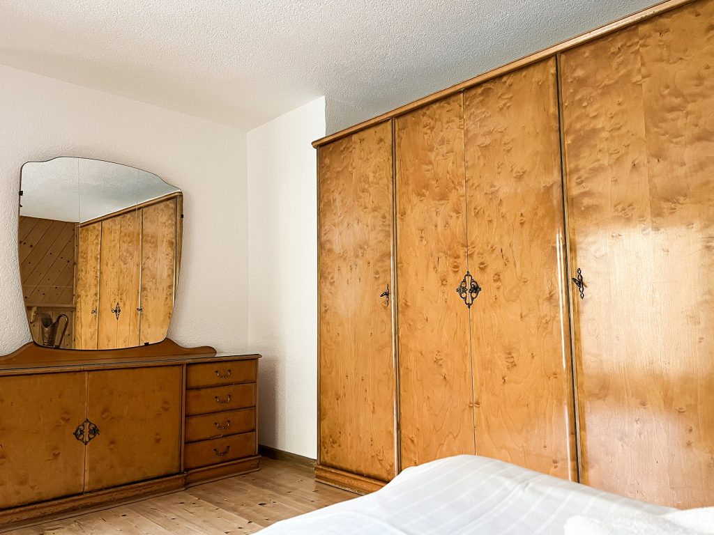 Silbertal Apartment – Kristberg Apartment, Kommode mit Spiegel und Kleiderschrank