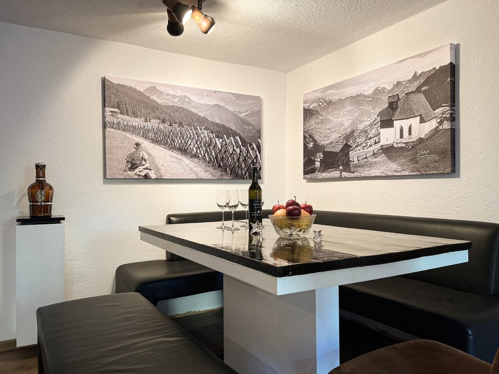 Silbertal Apartment – Kristberg Apartment, Esstisch