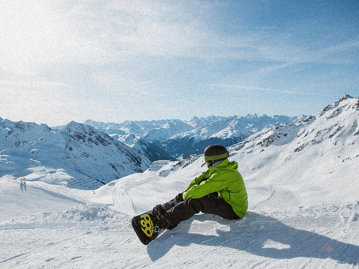 Snowboarder genießt Aussicht