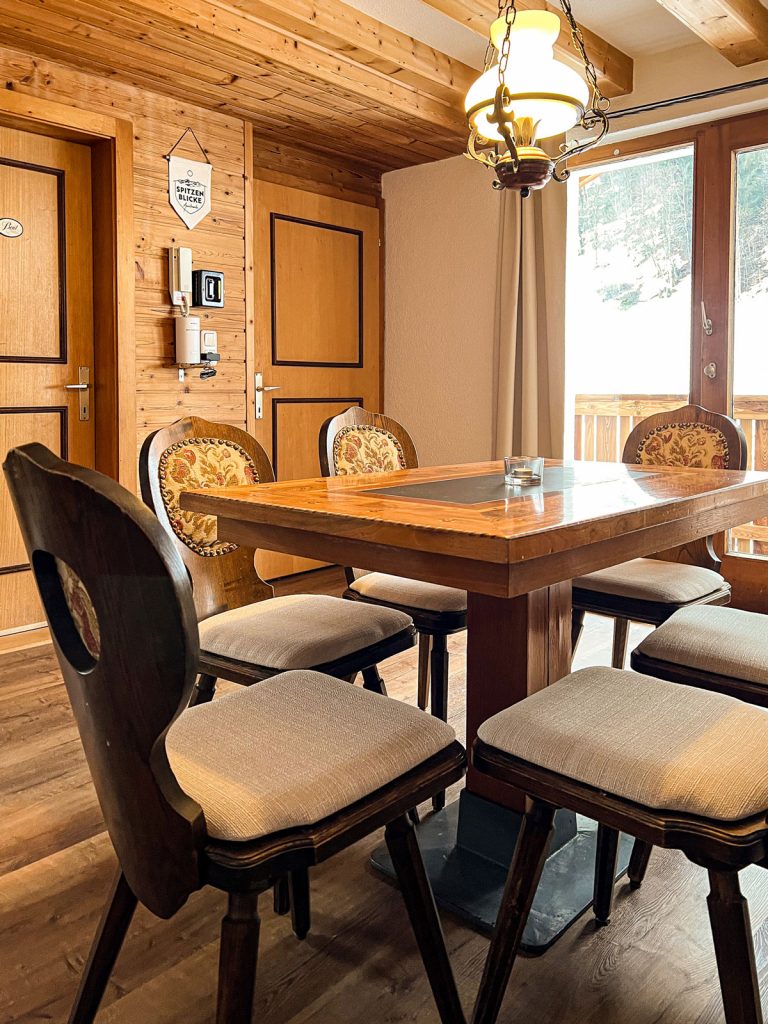 Hochjoch Apartment – Esstisch