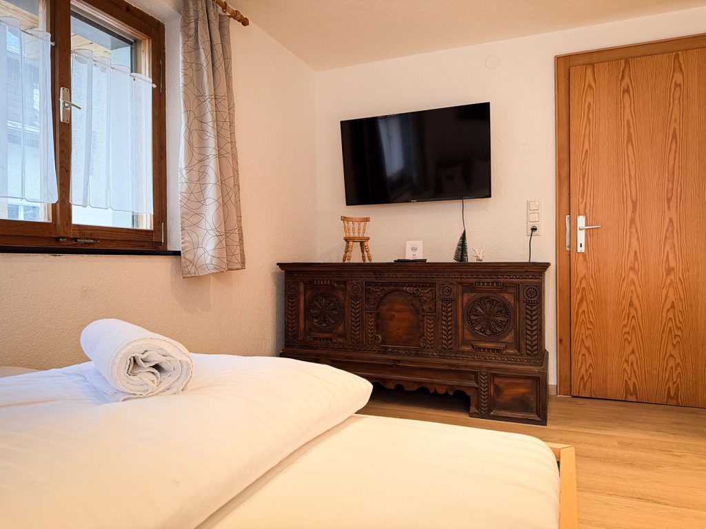Muttjöchle Apartment – Schlafzimmer – Blick zum Fernseher