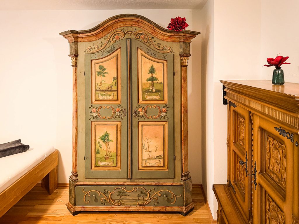 Muttjöchle Apartment – Schlafzimmer 1 – antiker Schrank