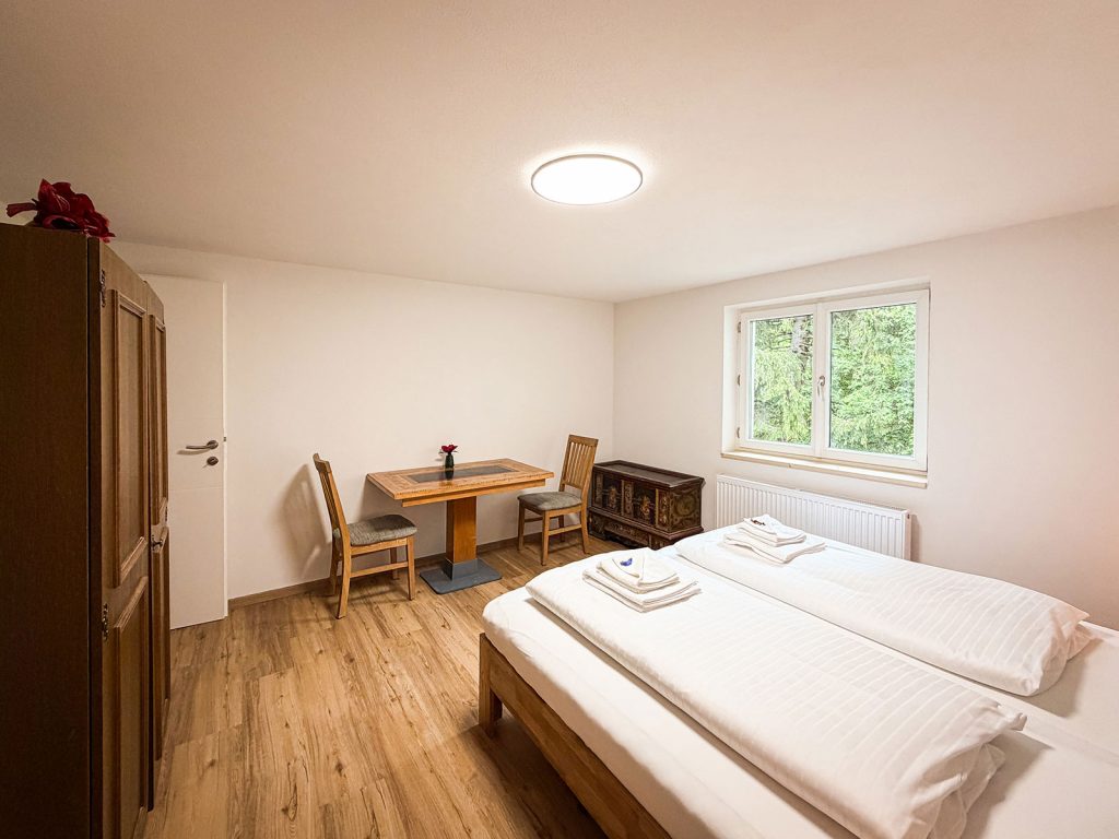 Muttjöchle Apartment – Schlafzimmer 3 mit Tisch und Ablage