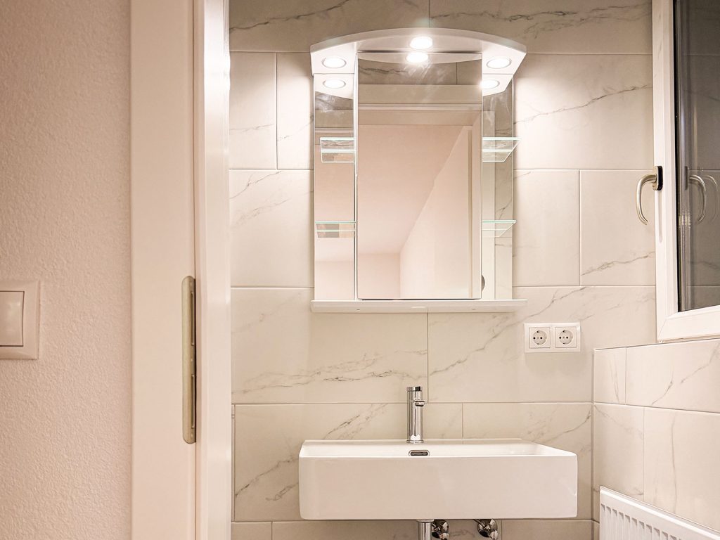 Muttjöchle Apartment – Dusche 2, Waschbecken